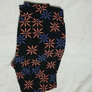 Lularoe black background leggings TC